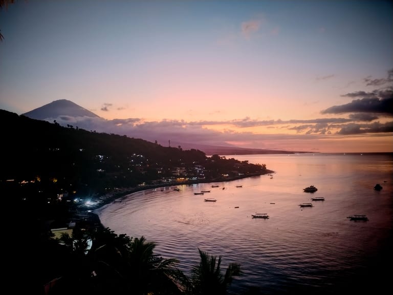 Teluk Jemeluk saat matahari terbenam dengan Gunung Agung di Amed, Bali