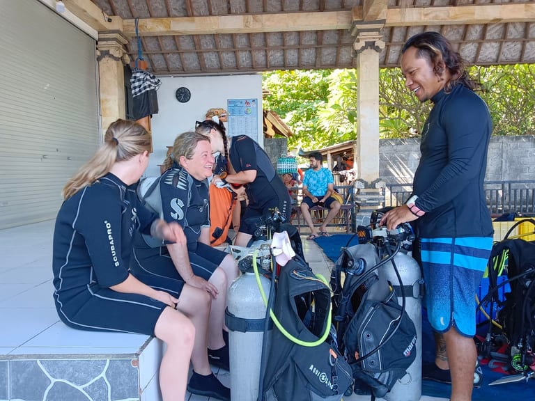 Refresher session reviewing scuba skills with an instructor